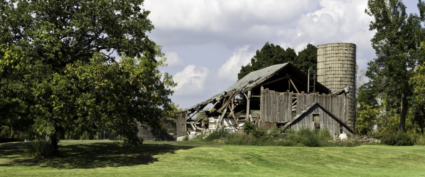 old-abandoned-american-farm-on-golf-course